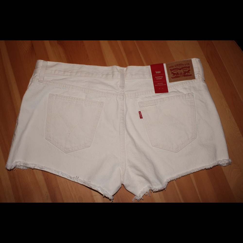 Levi’s shortie shorts
Low rise-slim through hip
